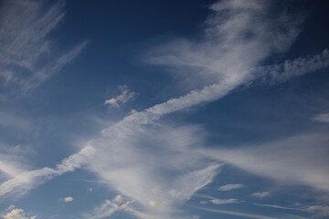 bew&ouml;lkter Himmel, besondere Wolken am Himmel, blauer Himmel, viele Wolken