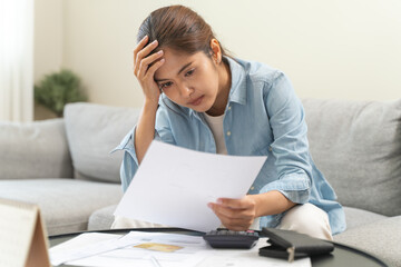 person opening wallet on the table have invoice and loan document.