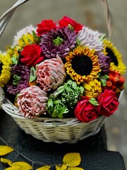 Obraz premium marshmallow flowers in a basket 