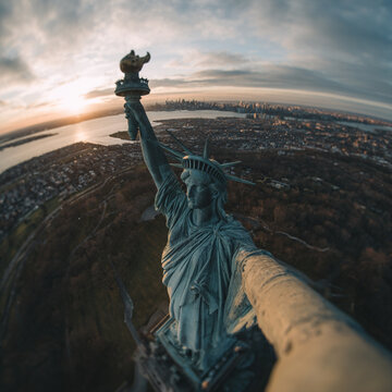 Estatua de la Libertad sacando una foto con la ciudad y el paisaje de Nueva York de fondo