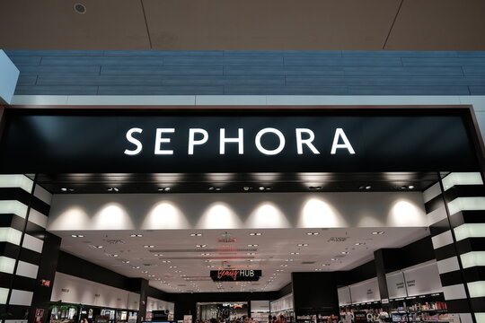 Entrance to the SEPHORA store, Adigeo shopping center, Verona, August 2025
