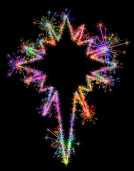 Kolorowe zimne ognie i fajerwerki układające się w kształt kolorowej Gwiazdy betlejemskiej na ciemnym tle. © Blue Pixel