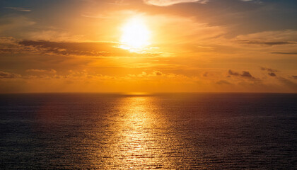 Obraz premium The Golden Light Of The Sunset Paints The Sky And Sea With A Breathtaking Canvas Of Hues As The Sun Dips Below The Horizon Casting Long Shadows Across The Water