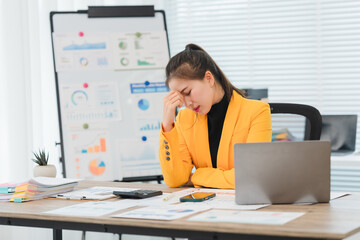 Obraz premium Stressed Businesswoman with Financial Charts