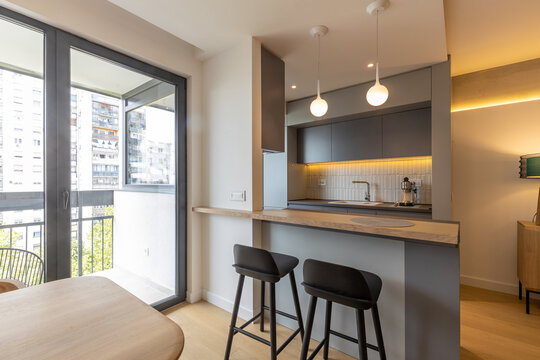 Elegant open-plan kitchen design with dining space