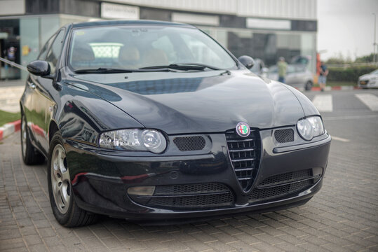 Alfa Romeo 147 &ndash; black Italian hatchback front view
