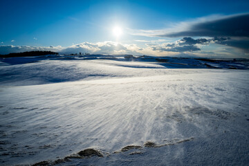 光に照らされる雪原