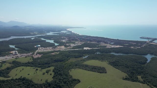 Imagem a&eacute;rea de parque industrial de minera&ccedil;&atilde;o. Ao fundo porto de Ubu em Anchieta para escoar min&eacute;rio de ferro e estrutura para explora&ccedil;&atilde;o de petr&oacute;leo.