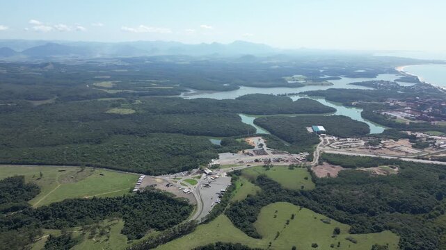 Imagem a&eacute;rea de parque industrial de minera&ccedil;&atilde;o. Ao fundo porto de Ubu em Anchieta para escoar min&eacute;rio de ferro e estrutura para explora&ccedil;&atilde;o de petr&oacute;leo.