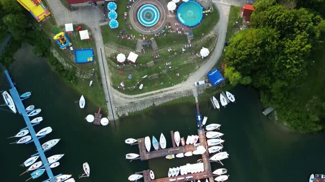 Solina - Polska - piękne jezioro w g&oacute;rach. Plaża, lasy i dzika przyroda nagrane dronem