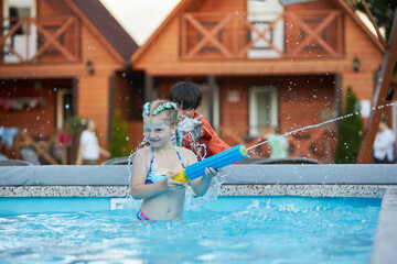 Naklejka premium Girl having fun in the pool with friends