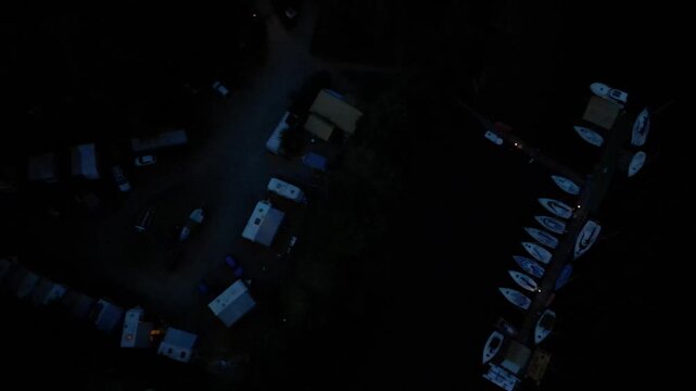 Solina - Polska - piękne jezioro w g&oacute;rach. Plaża, lasy i dzika przyroda nagrane dronem