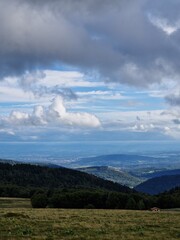Vue panoramique sur la vallée et les montagnes depuis un col