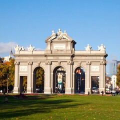 Obraz premium Monumental archway, sunny day