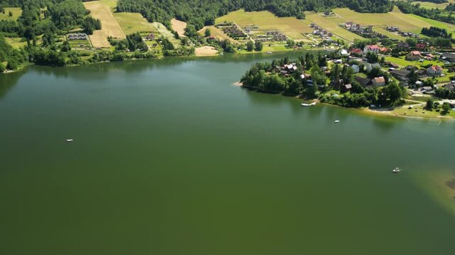 Solina - Polska - piękne jezioro w g&oacute;rach. Plaża, lasy i dzika przyroda nagrane dronem