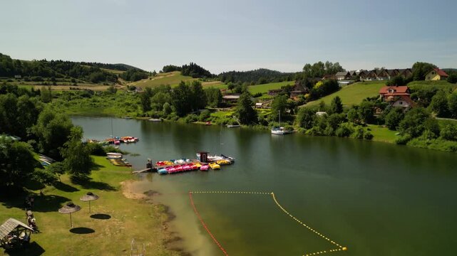 Solina - Polska - piękne jezioro w g&oacute;rach. Plaża, lasy i dzika przyroda nagrane dronem