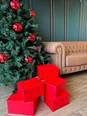 sala decorada com arvore de natal , decoração vermelha com verde 