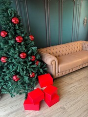 sala decorada com arvore de natal , decoração vermelha com verde 