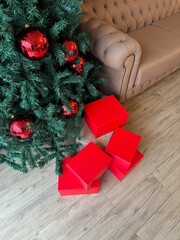 sala decorada com arvore de natal , decoração vermelha com verde 