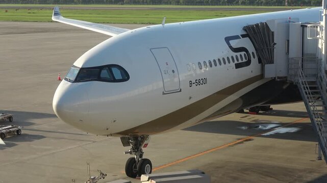 A Starlux Airlines Airbus A330 is being prepared for takeoff on the tarmac in Sendai, Japan, 2025.09.16.