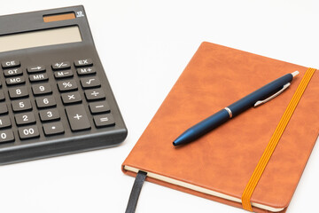 ノートと電卓とペン　家計簿や経理のイメージ素材