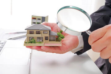 不動産の価値を調査するイメージ © 琢也 栂