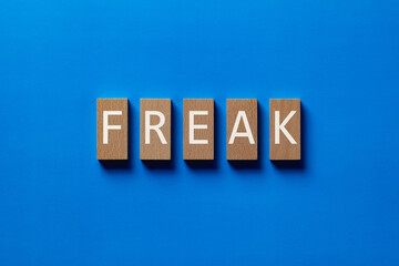 Obraz premium There is wood block with the word FREAK. It is as an eye-catching image.