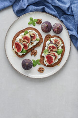 Sandwiches with figs, cream cheese, basil and honey