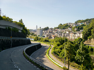 猪名川の渓谷を通るバイパス道路と住宅密集地の風景
