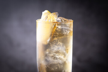 ハイボールを飲む