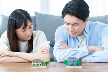 Fototapeta premium 不動産 比較 比べる 夫婦