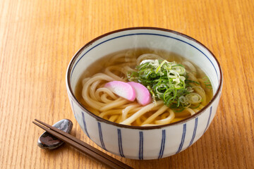 掛けうどんを食べる