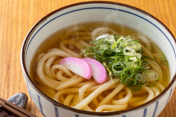 掛けうどんを食べる