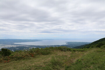 春の佐渡島。白雲荘より真野湾を望む。