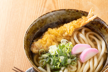 天ぷらうどんを食べる