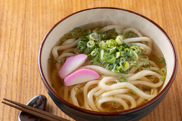 掛けうどんを食べる