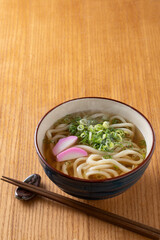 掛けうどんを食べる