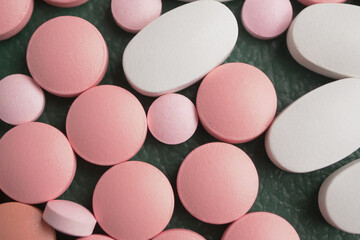 Obraz premium Colorful assortment of round and oval pills on a surface