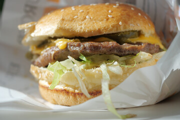 Mouthwatering cheeseburger with fresh toppings ready to eat