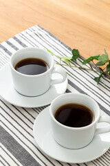 テーブルの上のコーヒー