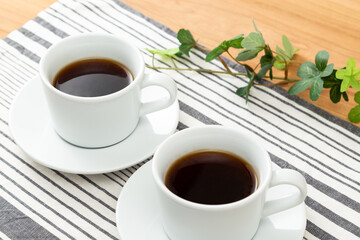 テーブルに置かれたコーヒー