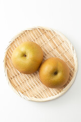 笊に乗った梨　白バック