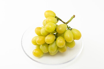 皿に乗ったマスカット　白バック