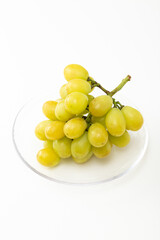 皿に乗ったマスカット　白バック
