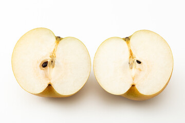 半分にカットした梨　白バック