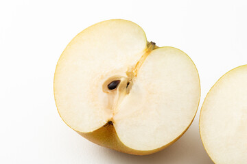 半分に切った梨　白バック