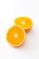 半分にカットしたオレンジ　白バック