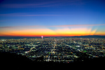 Fototapeta premium 大阪の夕暮れの夜景と打ち上げ花火