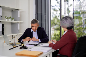 Obraz premium Asian Attorney Discussing Documents With Client Legal Advice Professional Meeting