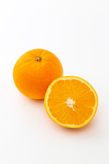 半分に切ったオレンジ　白バック